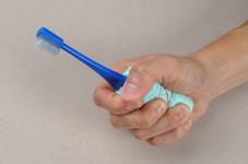 Photograph showing a hand holding a toothbrush with tailor-made handle.